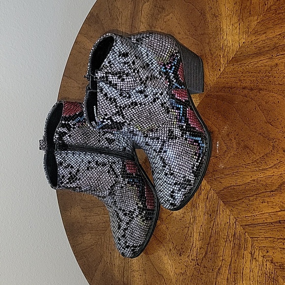 Sugar Tula Western Booties, 7M, snake pattern, NIB - Picture 7 of 16